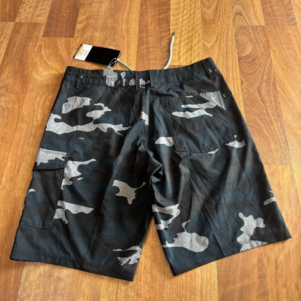 NWT Oakley Shorts Mens Medium Black Camo Cruiser QG HBD 21 Boardshorts Swim